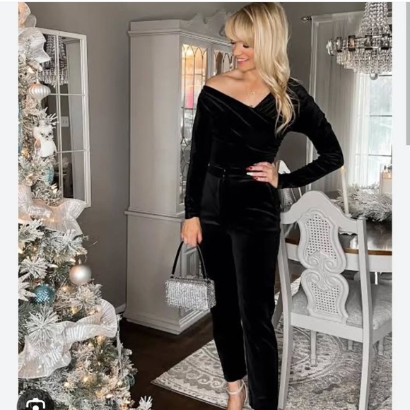 Express Body Contour Asymmetrical Long Sleeve Velvet Bodysuit - Picture 3 of 5